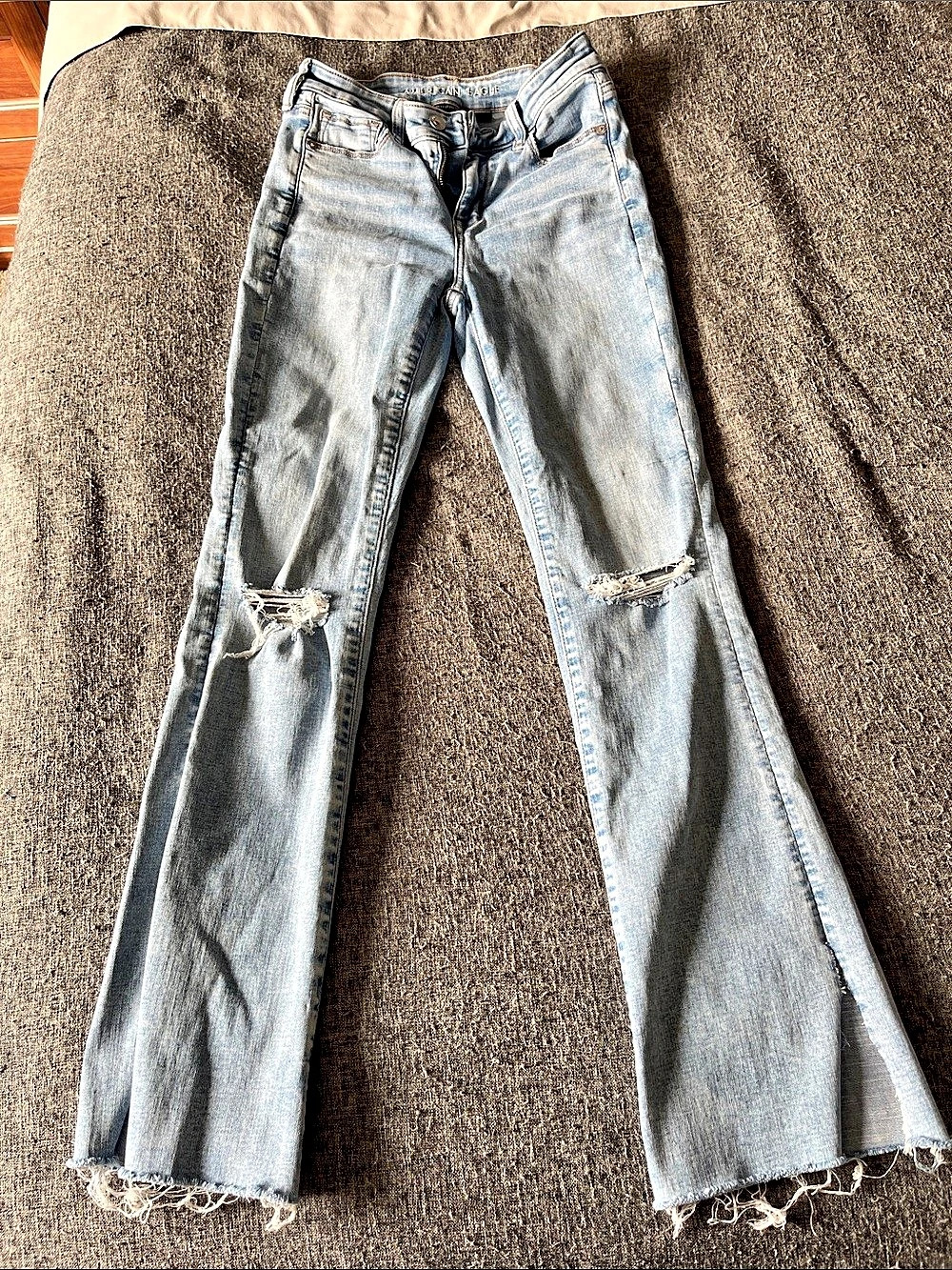 American Eagle Next Level Stretch Distressed Flare Jeans in Blue Size 4